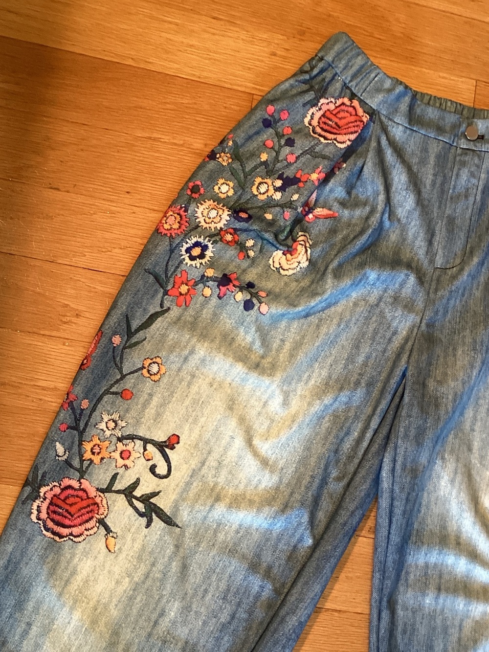 Source Unknown Blue Denim Ankle Jeans with Floral Embroidery Print - Picture 3 of 10